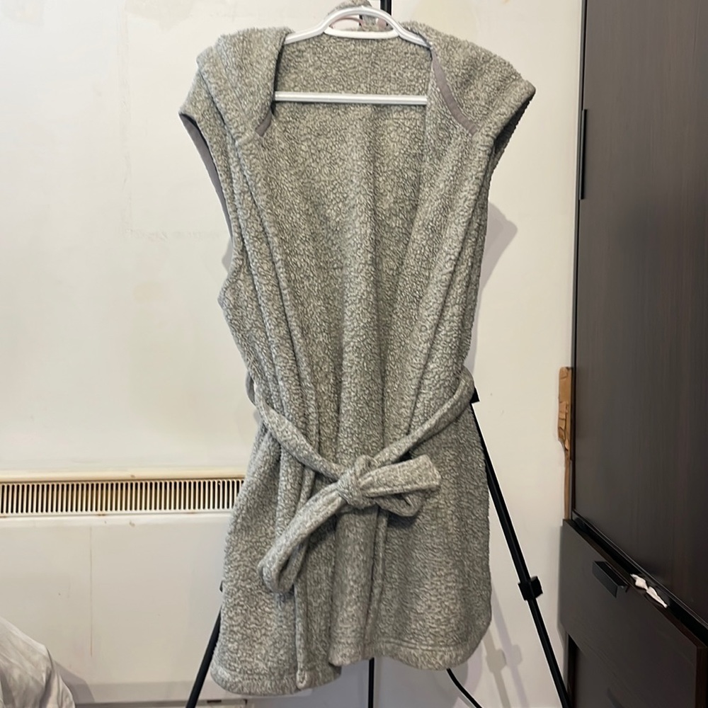 Sleeveless dressing gown